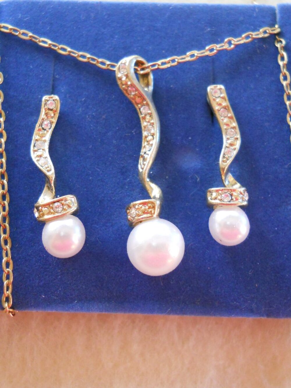 Avon - Faux Pearl Drop Necklace/Earrings Gift Set 1125